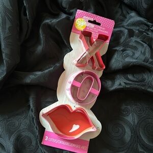 wilton hot lipS XO COOKIE CUTTERS